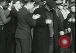 Standbild Louis ein Cumonow spenden Mäntel an Bedürftige Kansas City Missouri USA, 1935, aus Sekunde 16 historischem Filmmaterial Videoclip 65675076825