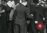 Standbild Louis ein Cumonow spenden Mäntel an Bedürftige Kansas City Missouri USA, 1935, aus Sekunde 17 historischem Filmmaterial Videoclip 65675076825