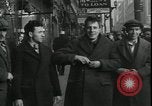 Standbild Louis ein Cumonow spenden Mäntel an Bedürftige Kansas City Missouri USA, 1935, aus Sekunde 18 historischem Filmmaterial Videoclip 65675076825