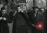 Standbild Louis ein Cumonow spenden Mäntel an Bedürftige Kansas City Missouri USA, 1935, aus Sekunde 19 historischem Filmmaterial Videoclip 65675076825