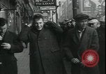 Standbild Louis ein Cumonow spenden Mäntel an Bedürftige Kansas City Missouri USA, 1935, aus Sekunde 20 historischem Filmmaterial Videoclip 65675076825