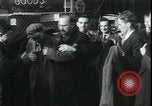 Standbild Louis ein Cumonow spenden Mäntel an Bedürftige Kansas City Missouri USA, 1935, aus Sekunde 21 historischem Filmmaterial Videoclip 65675076825