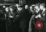 Standbild Louis ein Cumonow spenden Mäntel an Bedürftige Kansas City Missouri USA, 1935, aus Sekunde 22 historischem Filmmaterial Videoclip 65675076825