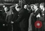 Standbild Louis ein Cumonow spenden Mäntel an Bedürftige Kansas City Missouri USA, 1935, aus Sekunde 23 historischem Filmmaterial Videoclip 65675076825