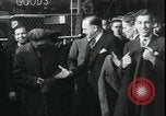 Standbild Louis ein Cumonow spenden Mäntel an Bedürftige Kansas City Missouri USA, 1935, aus Sekunde 24 historischem Filmmaterial Videoclip 65675076825