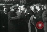 Standbild Louis ein Cumonow spenden Mäntel an Bedürftige Kansas City Missouri USA, 1935, aus Sekunde 25 historischem Filmmaterial Videoclip 65675076825