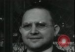 Standbild Louis ein Cumonow spenden Mäntel an Bedürftige Kansas City Missouri USA, 1935, aus Sekunde 26 historischem Filmmaterial Videoclip 65675076825