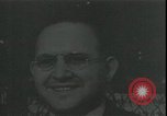 Standbild Louis ein Cumonow spenden Mäntel an Bedürftige Kansas City Missouri USA, 1935, aus Sekunde 27 historischem Filmmaterial Videoclip 65675076825