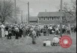 Standbild Milchbauern protestieren gegen Preise und dump Milch Mukwonago Wisconsin USA, 1933, aus Sekunde 8 historischem Filmmaterial Videoclip 65675076834