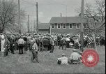 Standbild Milchbauern protestieren gegen Preise und dump Milch Mukwonago Wisconsin USA, 1933, aus Sekunde 10 historischem Filmmaterial Videoclip 65675076834