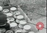 Standbild Milchbauern protestieren gegen Preise und dump Milch Mukwonago Wisconsin USA, 1933, aus Sekunde 17 historischem Filmmaterial Videoclip 65675076834