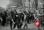 Standbild Milchbauern protestieren gegen Preise und dump Milch Mukwonago Wisconsin USA, 1933, aus Sekunde 22 historischem Filmmaterial Videoclip 65675076834