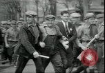 Standbild Milchbauern protestieren gegen Preise und dump Milch Mukwonago Wisconsin USA, 1933, aus Sekunde 23 historischem Filmmaterial Videoclip 65675076834