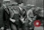 Standbild Milchbauern protestieren gegen Preise und dump Milch Mukwonago Wisconsin USA, 1933, aus Sekunde 24 historischem Filmmaterial Videoclip 65675076834