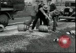 Standbild Milchbauern protestieren gegen Preise und dump Milch Mukwonago Wisconsin USA, 1933, aus Sekunde 30 historischem Filmmaterial Videoclip 65675076834