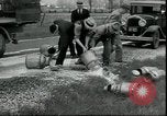 Standbild Milchbauern protestieren gegen Preise und dump Milch Mukwonago Wisconsin USA, 1933, aus Sekunde 31 historischem Filmmaterial Videoclip 65675076834