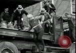 Standbild Milchbauern protestieren gegen Preise und dump Milch Mukwonago Wisconsin USA, 1933, aus Sekunde 48 historischem Filmmaterial Videoclip 65675076834