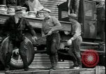 Standbild Milchbauern protestieren gegen Preise und dump Milch Mukwonago Wisconsin USA, 1933, aus Sekunde 50 historischem Filmmaterial Videoclip 65675076834