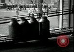 Standbild Milchbauern protestieren gegen Preise und dump Milch Mukwonago Wisconsin USA, 1933, aus Sekunde 52 historischem Filmmaterial Videoclip 65675076834