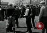 Standbild Milchbauern protestieren gegen Preise und dump Milch Mukwonago Wisconsin USA, 1933, aus Sekunde 54 historischem Filmmaterial Videoclip 65675076834