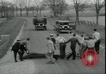 Standbild Milchbauern protestieren gegen Preise und dump Milch Mukwonago Wisconsin USA, 1933, aus Sekunde 57 historischem Filmmaterial Videoclip 65675076834