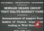 Immagine di Mercato folla di panico nella parte anteriore del New York Stock Exchange New York City USA, 1929, secondo 1 filmato di repertorio 65675076849