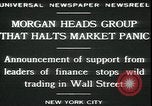 Immagine di Mercato folla di panico nella parte anteriore del New York Stock Exchange New York City USA, 1929, secondo 3 filmato di repertorio 65675076849