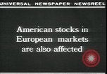 Immagine di Mercato folla di panico nella parte anteriore del New York Stock Exchange New York City USA, 1929, secondo 4 filmato di repertorio 65675076849