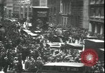 Immagine di Mercato folla di panico nella parte anteriore del New York Stock Exchange New York City USA, 1929, secondo 5 filmato di repertorio 65675076849