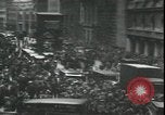Immagine di Mercato folla di panico nella parte anteriore del New York Stock Exchange New York City USA, 1929, secondo 6 filmato di repertorio 65675076849