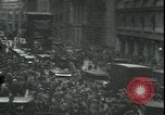 Immagine di Mercato folla di panico nella parte anteriore del New York Stock Exchange New York City USA, 1929, secondo 7 filmato di repertorio 65675076849