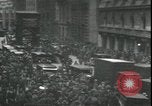 Immagine di Mercato folla di panico nella parte anteriore del New York Stock Exchange New York City USA, 1929, secondo 8 filmato di repertorio 65675076849