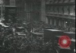 Immagine di Mercato folla di panico nella parte anteriore del New York Stock Exchange New York City USA, 1929, secondo 9 filmato di repertorio 65675076849