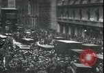 Immagine di Mercato folla di panico nella parte anteriore del New York Stock Exchange New York City USA, 1929, secondo 10 filmato di repertorio 65675076849