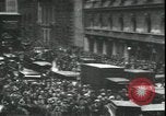 Immagine di Mercato folla di panico nella parte anteriore del New York Stock Exchange New York City USA, 1929, secondo 11 filmato di repertorio 65675076849