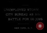 Standbild Arbeitslose gelten für Aufträge in der Großen Depression New York City USA, 1930, aus Sekunde 1 historischem Filmmaterial Videoclip 65675076850