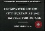 Standbild Arbeitslose gelten für Aufträge in der Großen Depression New York City USA, 1930, aus Sekunde 3 historischem Filmmaterial Videoclip 65675076850