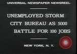 Standbild Arbeitslose gelten für Aufträge in der Großen Depression New York City USA, 1930, aus Sekunde 4 historischem Filmmaterial Videoclip 65675076850
