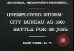 Standbild Arbeitslose gelten für Aufträge in der Großen Depression New York City USA, 1930, aus Sekunde 5 historischem Filmmaterial Videoclip 65675076850