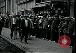 Standbild Arbeitslose gelten für Aufträge in der Großen Depression New York City USA, 1930, aus Sekunde 6 historischem Filmmaterial Videoclip 65675076850