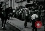 Standbild Arbeitslose gelten für Aufträge in der Großen Depression New York City USA, 1930, aus Sekunde 8 historischem Filmmaterial Videoclip 65675076850