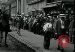 Standbild Arbeitslose gelten für Aufträge in der Großen Depression New York City USA, 1930, aus Sekunde 9 historischem Filmmaterial Videoclip 65675076850