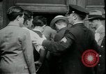 Standbild Arbeitslose gelten für Aufträge in der Großen Depression New York City USA, 1930, aus Sekunde 10 historischem Filmmaterial Videoclip 65675076850