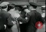 Standbild Arbeitslose gelten für Aufträge in der Großen Depression New York City USA, 1930, aus Sekunde 11 historischem Filmmaterial Videoclip 65675076850