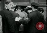 Standbild Arbeitslose gelten für Aufträge in der Großen Depression New York City USA, 1930, aus Sekunde 12 historischem Filmmaterial Videoclip 65675076850