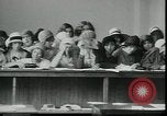 Standbild Arbeitslose gelten für Aufträge in der Großen Depression New York City USA, 1930, aus Sekunde 16 historischem Filmmaterial Videoclip 65675076850