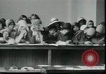 Standbild Arbeitslose gelten für Aufträge in der Großen Depression New York City USA, 1930, aus Sekunde 17 historischem Filmmaterial Videoclip 65675076850
