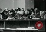 Standbild Arbeitslose gelten für Aufträge in der Großen Depression New York City USA, 1930, aus Sekunde 19 historischem Filmmaterial Videoclip 65675076850