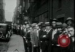 Standbild Arbeitslose gelten für Aufträge in der Großen Depression New York City USA, 1930, aus Sekunde 20 historischem Filmmaterial Videoclip 65675076850