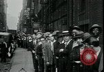 Standbild Arbeitslose gelten für Aufträge in der Großen Depression New York City USA, 1930, aus Sekunde 21 historischem Filmmaterial Videoclip 65675076850